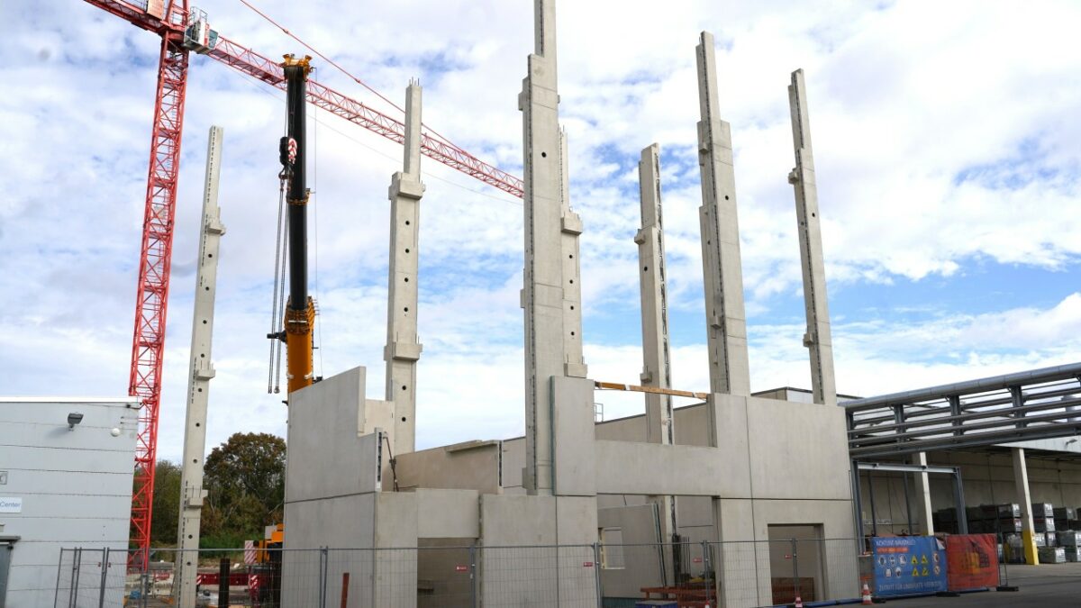 Die Bauarbeiten für die neue Mischerei am Hauptsitz in Worms schreiten voran (Bild: Renolit).