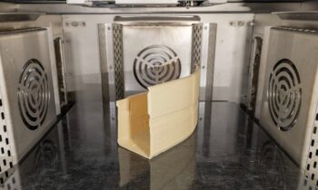 Ultem-9085-Bauteil im Bauraum einer »ExAM A 510« (Bild: AIM3D).