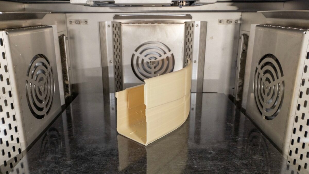 Ultem-9085-Bauteil im Bauraum einer »ExAM A 510« (Bild: AIM3D).