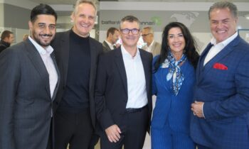 V. l.: Mahdi Allagah, Mitglied der Geschäftsführung (Senat der Wirtschaft), Dr. Johannes Linhart, Leitung Wirtschaft und Politik (Senat der Wirtschaft), Siegfried Köhler, Geschäftsführer (battenfeld-cincinnati Austria), Christine und Michael A. Wagner, Unternehmer (Bild: battenfeld-cincinnati).
