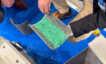 Angüsse aus ultraelastischem TPE nach einem erfolgreichen Ad-hoc-Mahlversuch auf der Fakuma 2026 (Bild: Hellweg).