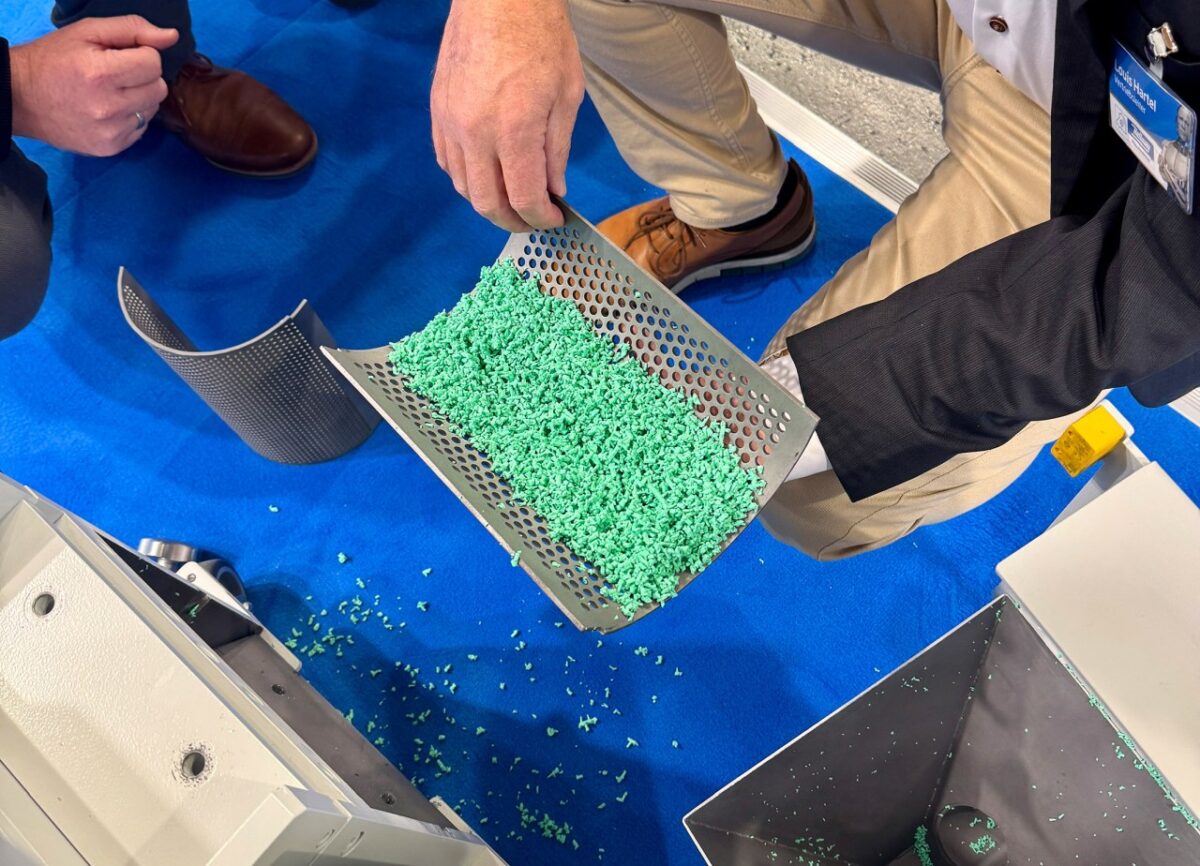 Angüsse aus ultraelastischem TPE nach einem erfolgreichen Ad-hoc-Mahlversuch auf der Fakuma 2026 (Bild: Hellweg).