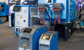 Im Mittelpunkt des Messeauftritts stand eine Fertigungszelle mit einer Spritzgießmaschine von Sumitomo (SHI) Demag und mehreren technotrans-Systemen (Bild: technotrans).