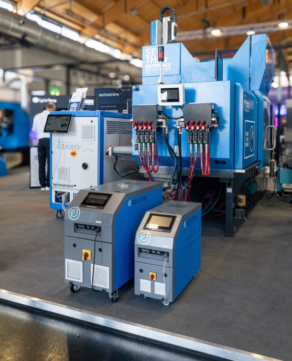 Im Mittelpunkt des Messeauftritts stand eine Fertigungszelle mit einer Spritzgießmaschine von Sumitomo (SHI) Demag und mehreren technotrans-Systemen (Bild: technotrans).
